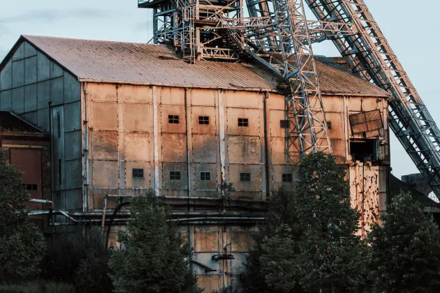 Gray Metal Mining Tower. © Tom Swinnen from Pexels. https://www.pexels.com/photo/gray-metal-tower-on-top-of-house-723905/
