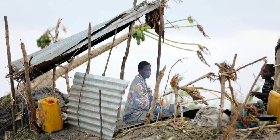 A displaced woman sits at her improvised shelter in the Buzi region after the passage of cyclone Idai in central Mozambique, 27 March 2019. 