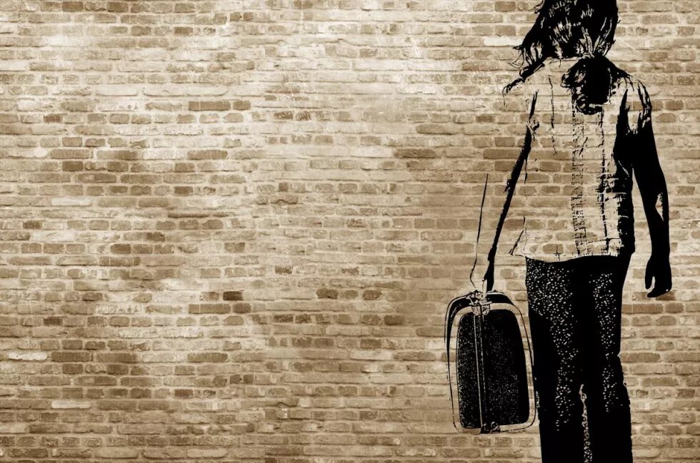 »Graffiti/Schatten auf einer Backsteinmauer, die ein Flüchtlingsmädchen mit ihrem Koffer zeigt« picture: linephoto, Stock-Fotografie-ID:1062664812