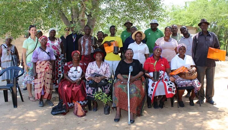 Traditional health practitioners at the SANParks Pepperbark training workshop, Thulamahashe village, Bushbuckridge, South Africa. Traditional health practitioners at the SANParks Pepperbark training workshop, Thulamahashe village, Bushbuckridge, South Africa.